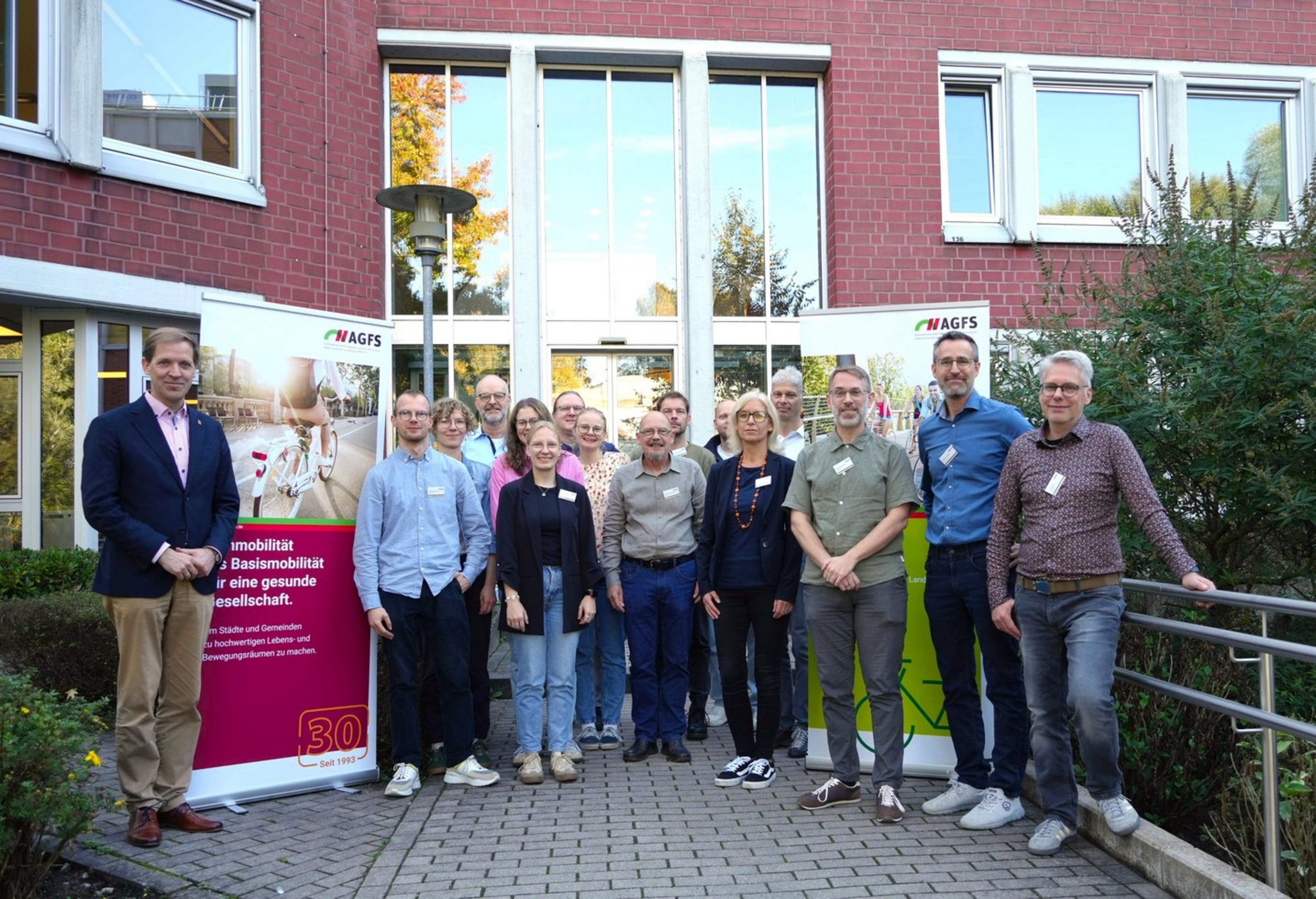 Dr. Christian Schulze Pellengahr und Mitglieder der AG „Kreise in der AGFS NRW“ stehen für ein Gruppenfoto vor dem Kreishaus in Coesfeld.