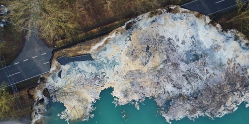Luftaufnahme: Ein Abschnitt der Kreisstraße 48 ist in eine Quarzgrube abgerutscht, die Fahrbahn ist auf rund 80 Metern zerstört.
