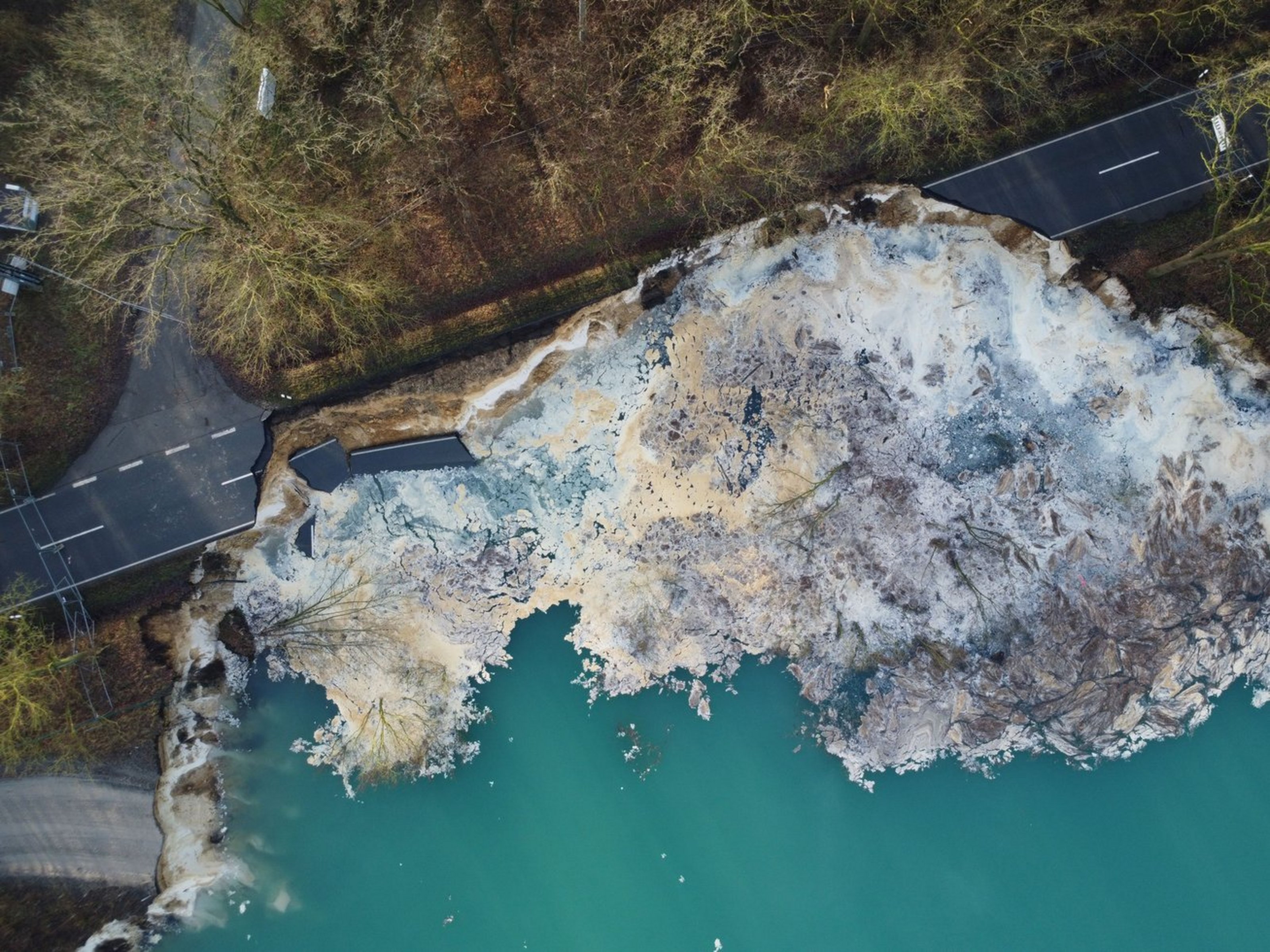 Luftaufnahme: Ein Abschnitt der Kreisstraße 48 ist in eine Quarzgrube abgerutscht, die Fahrbahn ist auf rund 80 Metern zerstört.