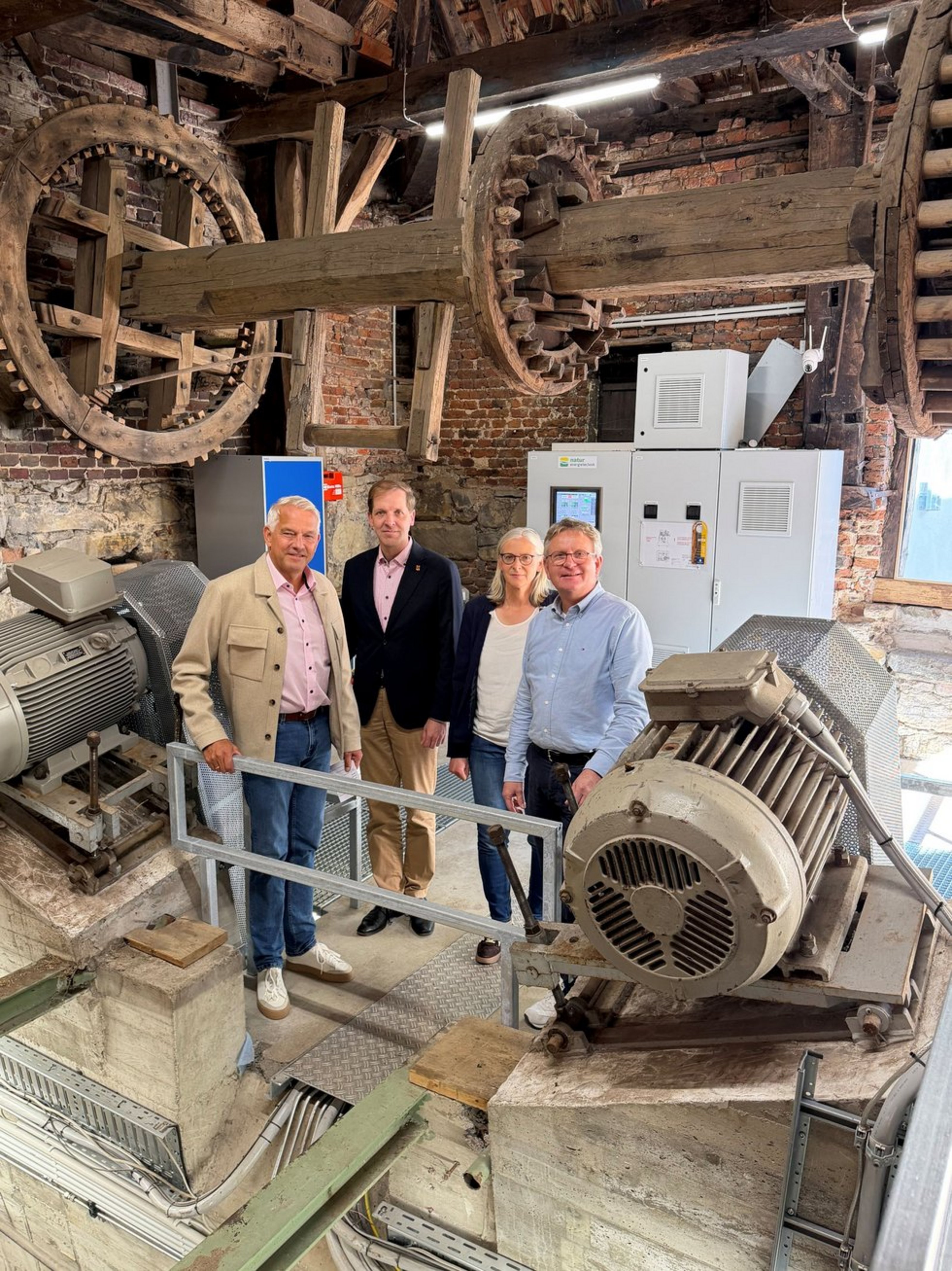 Bürgermeister Wilhelm Sendermann, Landrat Dr. Christian Schulze Pellengahr sowie GFC-Geschäftsführer Stefan Bölte und Prokuristin Ursula Kleine Vorholt stehen vor der technischen Anlage der Füchtelner Mühle.